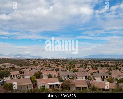 Schöne Wohngegend der MacDonald Ranch mit Blick auf den Strip in Henderson, Nevada Stockfoto