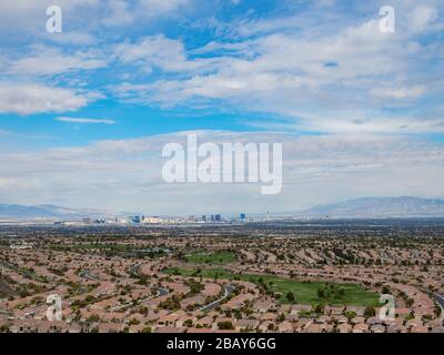Schöne Wohngegend der MacDonald Ranch mit Blick auf den Strip in Henderson, Nevada Stockfoto