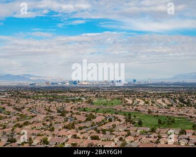 Schöne Wohngegend der MacDonald Ranch mit Blick auf den Strip in Henderson, Nevada Stockfoto