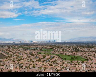 Schöne Wohngegend der MacDonald Ranch mit Blick auf den Strip in Henderson, Nevada Stockfoto