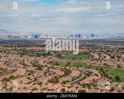Schöne Wohngegend der MacDonald Ranch mit Blick auf den Strip in Henderson, Nevada Stockfoto