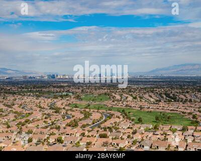 Schöne Wohngegend der MacDonald Ranch mit Blick auf den Strip in Henderson, Nevada Stockfoto