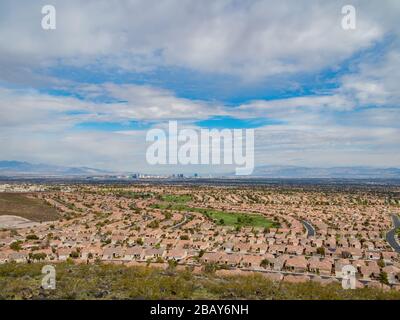 Schöne Wohngegend der MacDonald Ranch mit Blick auf den Strip in Henderson, Nevada Stockfoto