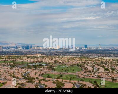 Schöne Wohngegend der MacDonald Ranch mit Blick auf den Strip in Henderson, Nevada Stockfoto