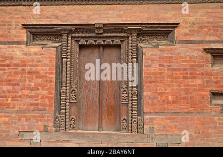 Schönes Holzfenster in Nepal. Nepal ist bekannt durch sein Handwerk, vor allem Holzhandwerk. Stockfoto