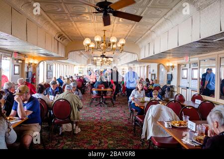 Personen auf dem Dampfschiff Natchez Passagiere im Restaurant auf dem Innendeck, Mississipi River, New Orleans, Louisiana, USA. Stockfoto