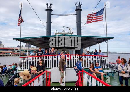 Touristen an Deck von Steamboat Natchez, Passagiere auf Tour, Mississippi River, New Orleans, Louisiana, USA Stockfoto