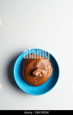 Schokoladenmousse in einer Glasschale Stockfoto