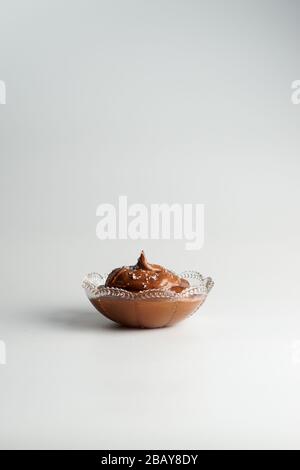 Schokoladenmousse in einer Glasschale Stockfoto