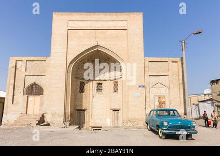 Altes Fahrzeug vor dem historischen Gebäude, im Stadtzentrum, Buchara, Buchara, Usbekistan, Zentralasien, Asien Stockfoto