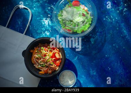 Flache Lay mit Hühnerhudon und Ceasar-Salat in Kunststoffverpackungen entnehmen Stockfoto