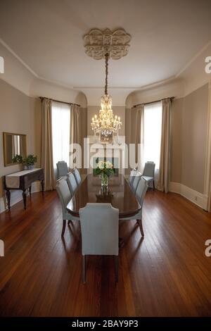 Vertikale Innenaufnahme eines schönen Wohnzimmers mit einem Tisch und Stühle in einem Haus in New Orleans Stockfoto