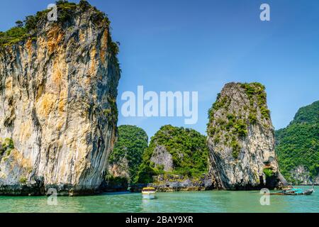 Boote in der Nähe von Koh Hong Island in der Andamanensee in Thailand Stockfoto