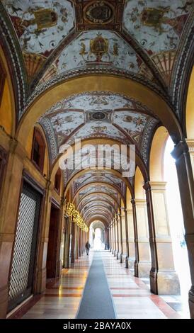 Bologna-Arkaden (Portikos), Emilia-Romagna, Italien. Schöne typische Architekturstücke in dieser mittelalterlichen Stadt, die mehr als 40 Kilometer entfernt ist Stockfoto