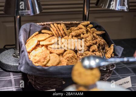 Nahaufnahme eines Korbes mit gebratenem Huhn gefüllt Stockfoto