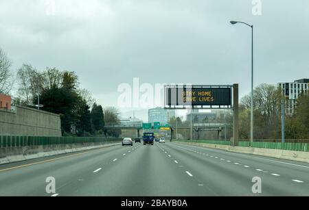 Portland, OR/USA - 29. März 2020: Elektronisches Schild auf der autobahn i84, das die Menschen darüber informiert, zu Hause zu bleiben und Leben zu retten, indem das Risiko einer Infizierung verringert wird Stockfoto