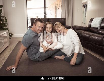 COVID-19 Pandemie - Sperrung. Bleiben Sie zu Hause, und retten Sie Leben. Kaukasische Familie zusammen, um Spaß beim Spielen und Fernsehen während der Quarantäne zu haben. S Stockfoto