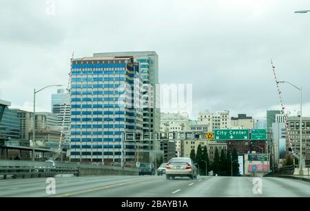 Portland, OR/USA - 29. März 2020: Fahren auf der Morrison Bridge auf dem Weg in die Innenstadt von Portland während des Coronavirus Aufenthalt zu Hause Bestellung von GOV unterzeichnet Stockfoto