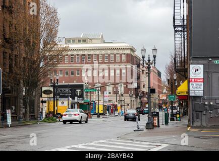 Portland, OR/USA - 29. März 2020: Eine typische Straße mit wenigen Autos in Portland Oregon während des Aufenthalts zu Hause, ausgelöst durch den Coronavirus COVID Stockfoto