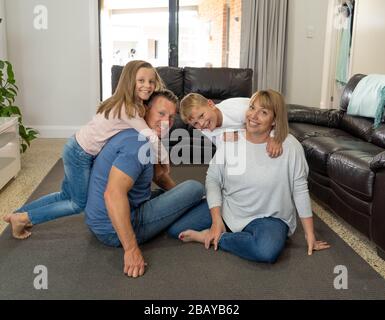 COVID-19 Pandemie - Sperrung. Bleiben Sie zu Hause, und retten Sie Leben. Kaukasische Familie zusammen, um Spaß beim Spielen und Fernsehen während der Quarantäne zu haben. S Stockfoto