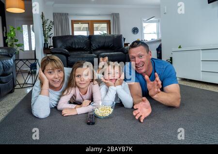 COVID-19 Pandemie - Sperrung. Bleiben Sie zu Hause, und retten Sie Leben. Kaukasische Familie zusammen, um Spaß beim Spielen und Fernsehen während der Quarantäne zu haben. S Stockfoto