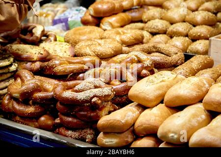 Stapelweise Brotprodukte auf dem Markt Stockfoto