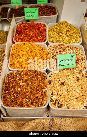 Mülltonnen zerfetzter Nüsse auf dem Markt in Israel Stockfoto