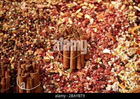 Bündel von Zimt bei gemischtem Trockenobst auf dem Markt Stockfoto