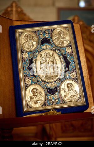 Dekorierte Griechisch-orthodoxe Bibel auf dem Stand Stockfoto