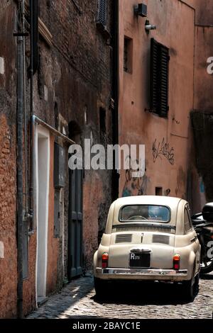 Der ursprüngliche FIAT Nuova 500 aus den 1950er oder 1960er Jahren parkte in einer Gasse in Trastevere, Rom, Latium, Italien, Europa, Farbe Stockfoto