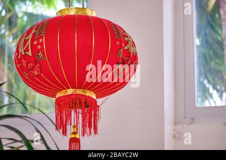 Chinesische Taschenlampe auf dem Hintergrund von Palmen Stockfoto
