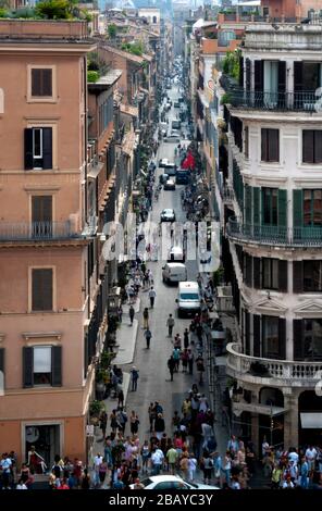 Blick auf die luxuriöse Einkaufsstraße, Via Dei Condotti, von der spanischen Treppe, Rom, Latium, Italien, Europa, Farbe Stockfoto