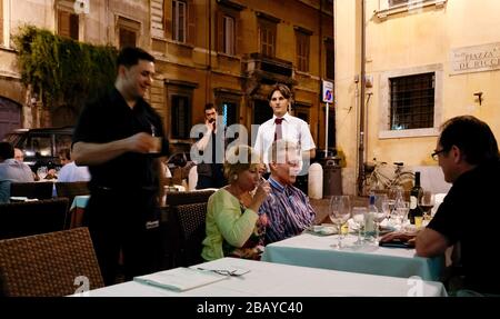 Speisen im Freien an einem Sommerabend, Rom, Latium, Italien, Europa, Farbe Stockfoto