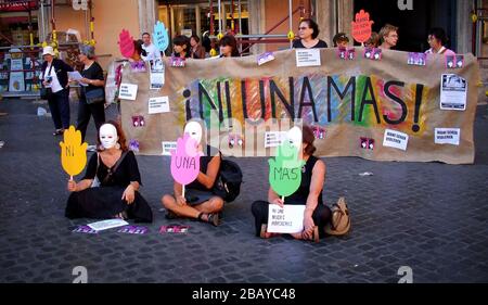 Straßenprotest gegen häusliche Gewalt und Morde, Largo di Torre Argentina, Rom, Latium, Italien, Europa, Farbe Stockfoto