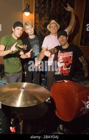 (L-R) Adam Alt, Bobby Alt, Adrian Young und Frank Zommo von Street Drum Corps bei Aufnahmen mit tödlicher Dosis in Los Angeles an der zweiten CD "wir sind Maschinen" Stockfoto