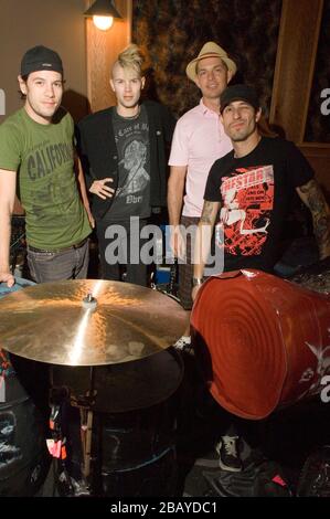 (L-R) Adam Alt, Bobby Alt, Adrian Young und Frank Zommo von Street Drum Corps bei Aufnahmen mit tödlicher Dosis in Los Angeles an der zweiten CD "wir sind Maschinen" Stockfoto