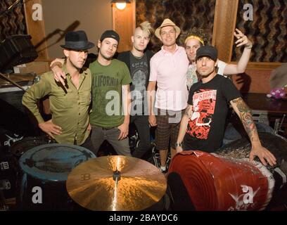 (L-R) Daniel Merlot, Adam Alt, Bobby Alt, Adrian Young, Jamie Rise und Frank Zummo von Street Drum Corps bei Aufnahmen mit tödlicher Dosis in Los Angeles an der zweiten CD "wir sind Maschinen" Stockfoto