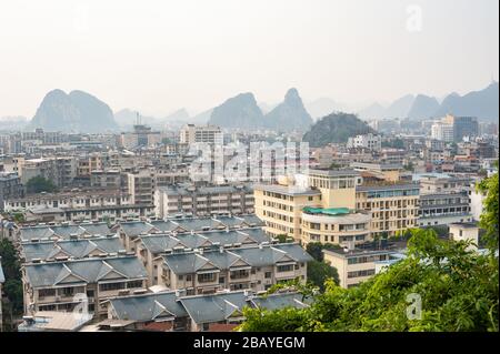 Guilin, Provinz Guangxi, China - 6. November 2019: Guilin-Hügel und Stadtlandschaft Luftbild im Dunst Stockfoto