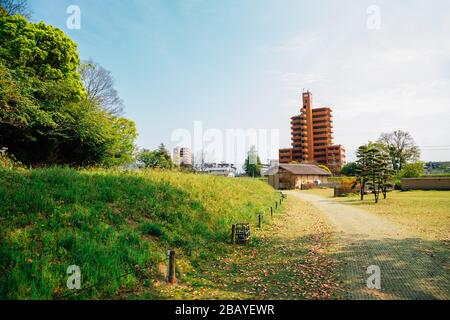 Matsuyama, Japan - 21. April 2019: Dogo Park, Ruinen von Yuzuki Castle, Yuzukijo Museum Stockfoto