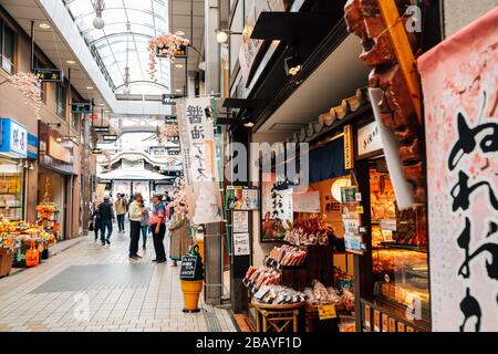 Matsuyama, Japan - 21. April 2019: Dogo Haikara Dori Einkaufsstraße Stockfoto