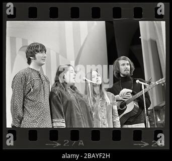 Singende Popgruppe, Mamas & Papas. Cass Elliot, Denny Doherty, John Phillips und Michelle Phillips, 1967. Bild von 35 mm negativ. Stockfoto