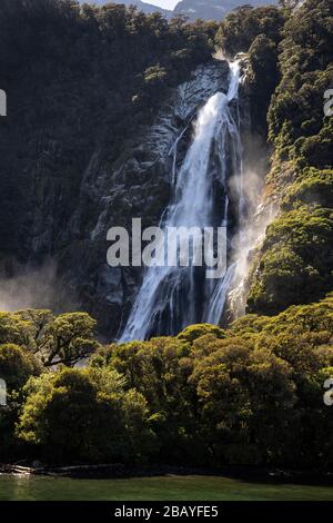 Lady Bowen Falls in Milford Sound, Fiordland, Neuseeland. Beliebtes Touristenziel auf der Südinsel. Stockfoto