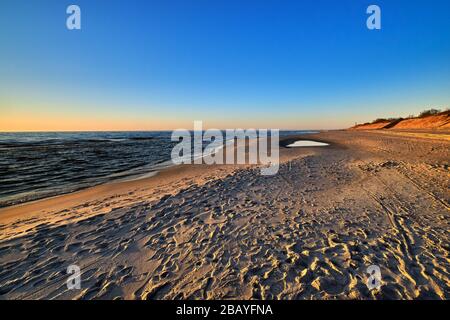 Sonnenuntergang an der Ostsee und nordische Dünen von Kurischer Nehrung, Nida, Litauen Stockfoto