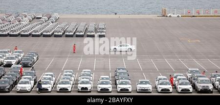 Peking, China. März 2020. Das Foto, das am 25. März 2020 aufgenommen wurde, zeigt das Dock in Dalian, der nordostchinesischen Provinz Liaoning. Da die Coronavirus-Pandemie in China unterbaggt wurde, sah der Hafen von Dalian in den letzten zwei Wochen einen steigenden Containerdurchsatz. Credit: Yao Jianfeng/Xinhua/Alamy Live News Stockfoto