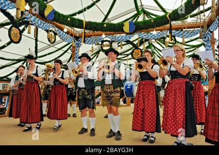 Musiker einer bayerischen Blaskapelle in traditionell traditioneller traditioneller traditioneller traditioneller Traditional Stockfoto