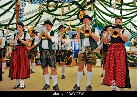 Musiker einer bayerischen Blaskapelle in traditionell traditioneller traditioneller traditioneller traditioneller Traditional Stockfoto