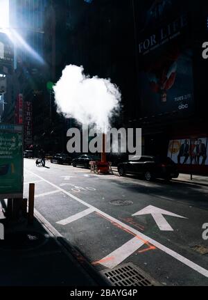 Im Bemühen, die Bündnisse der Coronavirus 19 zu verlangsamen, werden die New Yorker aufgefordert, Quarantäne zu stellen, sozial distanzierende Regeln einzuhalten; Straßen sind unheimlich leer. Stockfoto