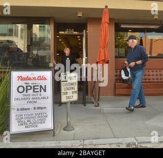 Los Angeles, Kalifornien, USA. März 2020. Los Angeles, Vereinigte Staaten. März 2020. Es wurde zwar berichtet, dass Nate'n Al Delicatessen am Sonntag, 29. März 2020, dauerhaft schließen würde, nachdem sie seit 1945 in Beverly Hills mit einer Kundschaft mit vielen Legenden der Unterhaltungsindustrie geschäftlich tätig war, sagte das Restaurant: "Die Medien haben fälschlicherweise berichtet, dass Nate'n Al's 'für immer gegangen' ist." Der Delikatessendienst wird den Start- und Lieferservice beenden, hofft aber, den normalen Betrieb wieder aufzunehmen, nachdem das Verbot, dass on.in-restaurant das Essen aufgrund des Coronavirus-Notfalls beendet wird, beendet ist. Foto von Jim Ruymen/U Stockfoto