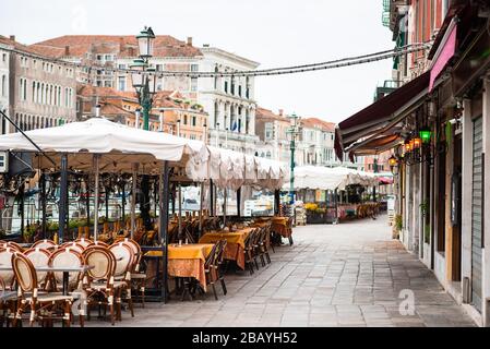 Romantisches leeres Outdoor-Café in der Nähe der Rialto-Brücke mit Blick auf den Canal Grande in Venedig. Italien. Am Frühen Morgen. Stockfoto