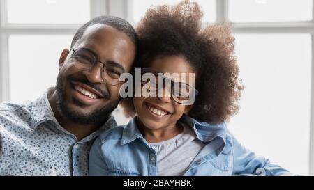 Afrikanische Vater kleine Tochter in Brille mit tollem Lächeln Porträt Stockfoto